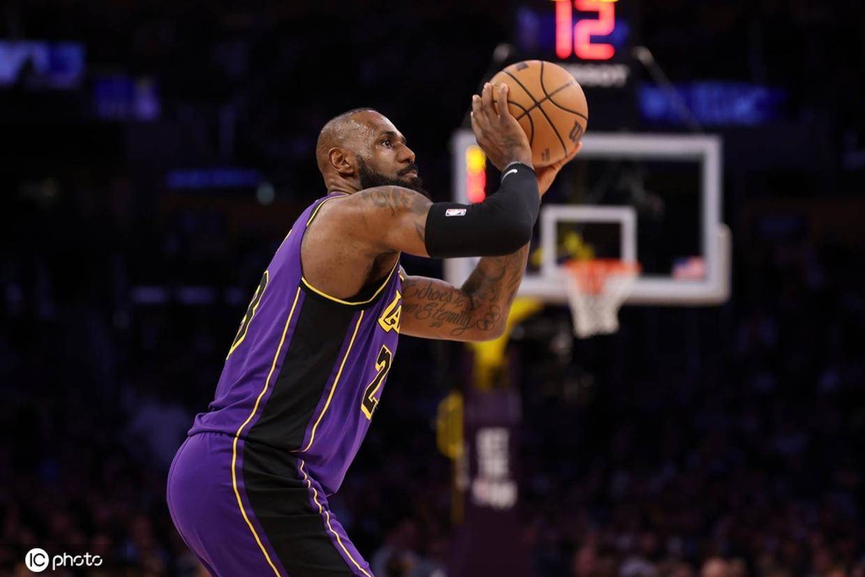 Shams:因伤病詹姆斯已有一个多月没怎么碰篮球